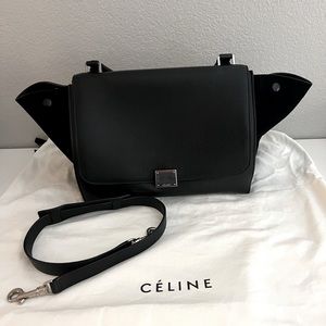 Classic CELINE
Authentic Drummed Calfskin Suede Medium Trapeze Black